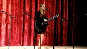 Девушка красиво поет под гитару