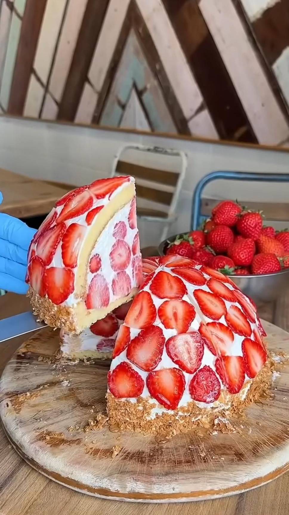 Невероятно клубничный торт #shorts #торт #клубника смотреть онлайн