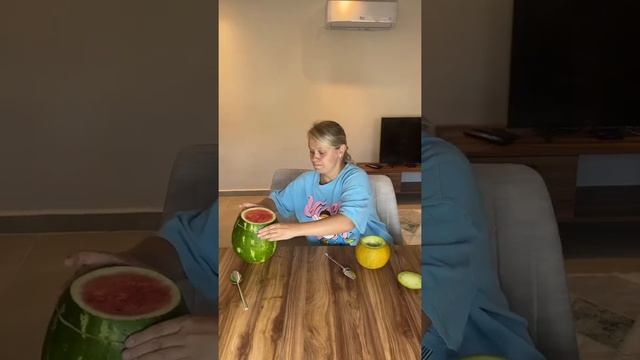 Она напугала его запиской в арбузе? #shorts Лучшее видео от Многодетки