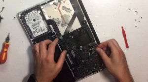 MacBook Pro A1278 разборка для чистки от пыли и замены термопасты