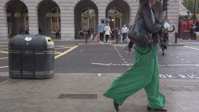 Стрит стайл в дождливую погоду. 🇬🇧