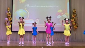 Танец на песню "Робот Бронислав" на выпускном начальной школы