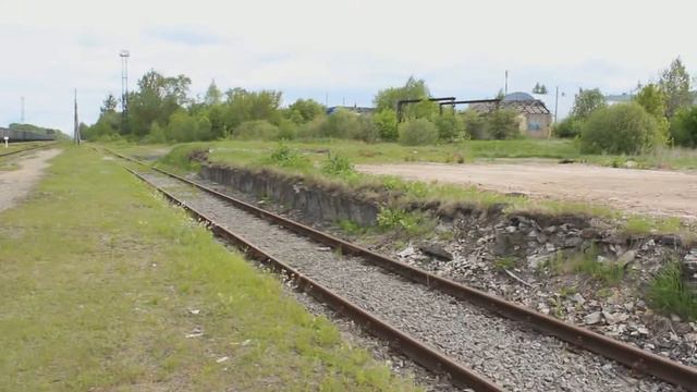 Станция Остров. Здания вокзала, ДСП, заброшенный пакгауз. Тепловоз 2ТЭ116-1054