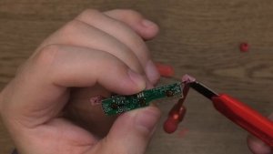 Как работают BlueTooth наушники? Что внутри? Разбираю, чиню, выбрасываю! ТОП крутых наушников 2021!