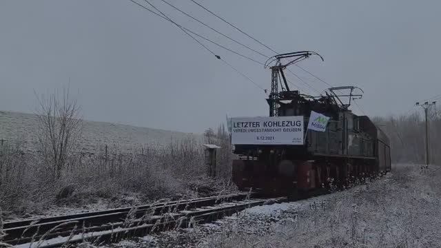 Сектор газа едет поезд