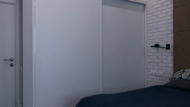 Решение для квартиры с потолками переменной высоты: двухуровневая кухня и встроенные шкафы смотреть онлайн