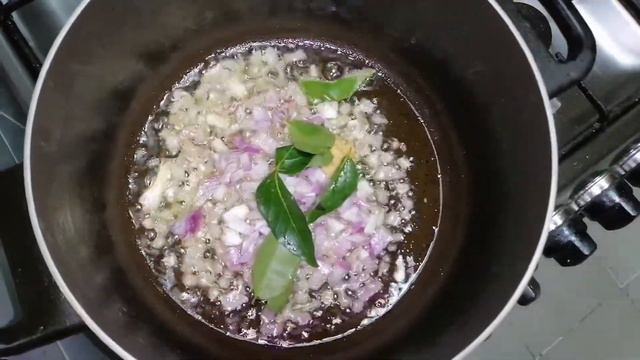 Карри с яйцом и картофелем. Блюдо индийской кухни.