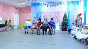 Воспитатели играют на ложках