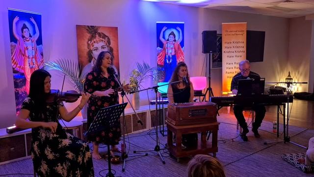 Heartstrings at the Mantra Room Kirtan Meditation Sacred Music смотреть онлайн