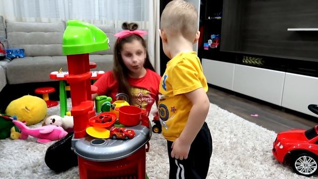 Дети НАКАЗАНЫ Мама поставилa их в УГОЛ смотреть онлайн