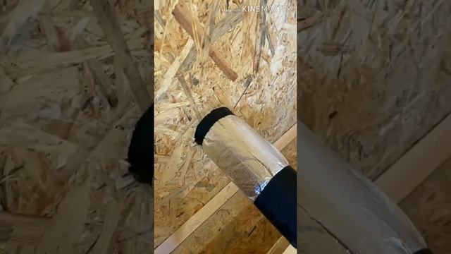 Самый простой вывод выхлопной системы бензинового генератора на улицу через деревянную стену дома.