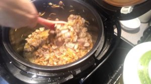 Тушеная капуста с грибами и мясом в мультиварке.