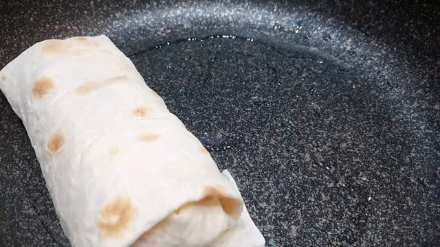 Простой и вкусный завтрак из лаваша с сосисками и сыром. Идеальное начало дня.