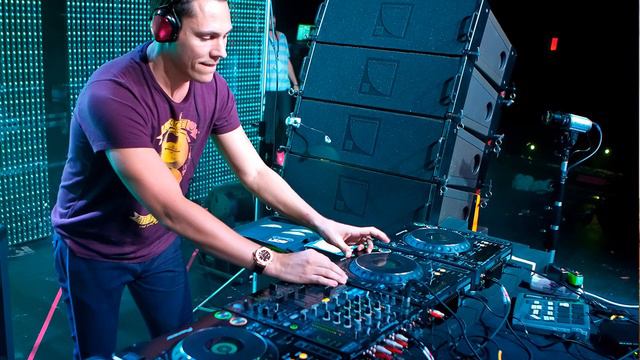 Tiësto Club Life 611 (15.12.2018) Tiesto official music megamix смотреть онлайн