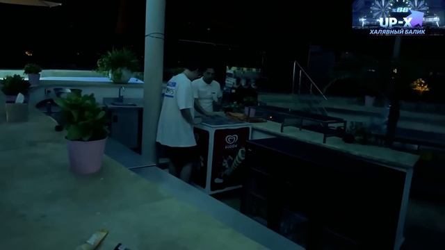 Залезли в закрытый бар и пришла охрана смотреть онлайн