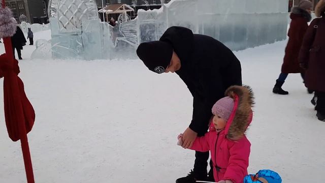 Полина и папа развлекаются в ледовом городке. Polina and Dad have fun in the ice town