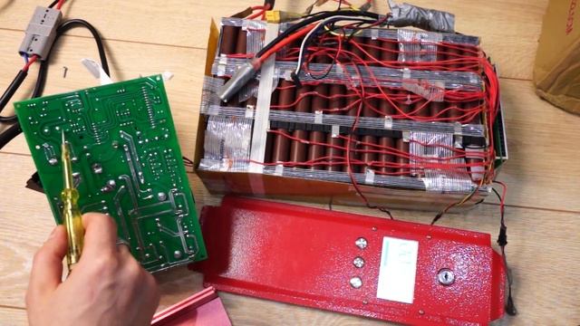 Распаковка супермощной зарядки 100.8В, 18А для электробайка смотреть онлайн