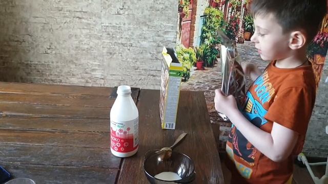 Рубрика "Готовка". Готовим шоколадные шарики с молоком. смотреть онлайн