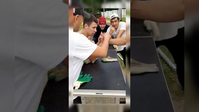 АРМ-рестлинг Сломал Гиганта 3 раза смотреть онлайн