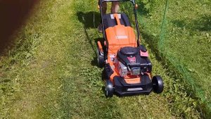 Газонокосилка Скипер в работе.