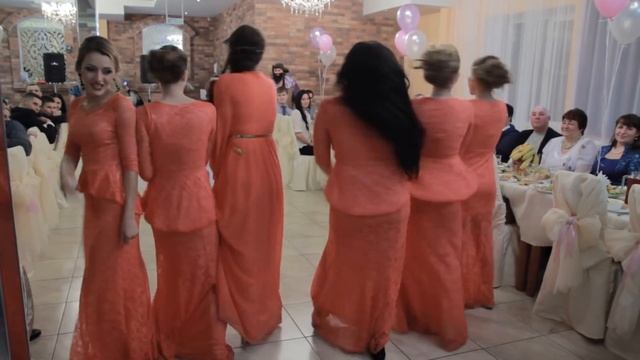 Зажигательный танец подружек невесты на свадьбе