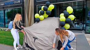 ПОДАРИЛ "фейковую" Теслу Кате ️ Пранк над Моей Девушкой! Гонки с ГЕЛИКОМ и Porsche 911 по Москве