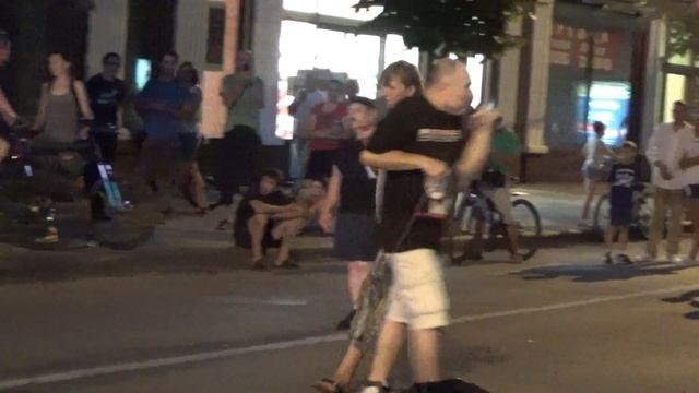 Уличные рок-музыканты и подтанцовка Краснодар 7 августа 2016. Rock'n'Roll смотреть онлайн