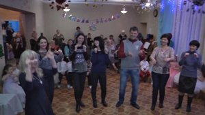 Танцевальная игра с родителями. Новогодний утренник в детском саду.