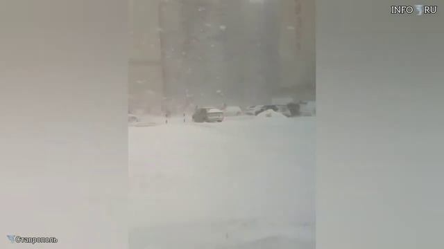 Мощнейший снегопад обрушился на Ставрополь. Город встал в 10-балльных пробках. смотреть онлайн