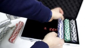 Набор для покера в алюминиевом кейсе 300 фишек – обзор от магазина подарков «Счастливый случай»