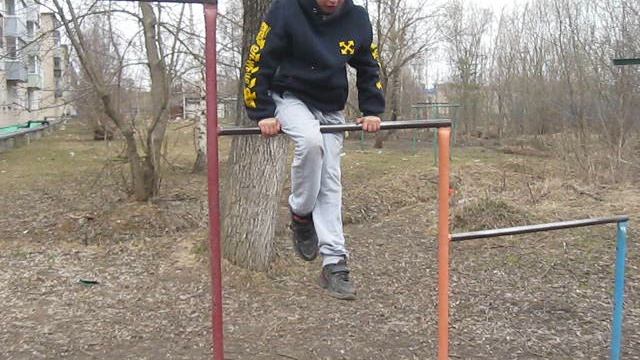 На турнике 1