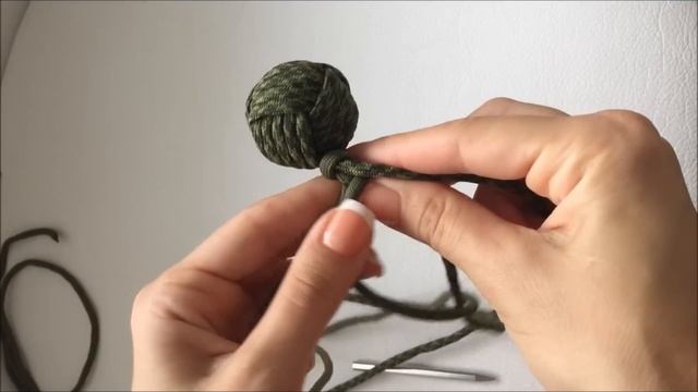 Темляк "Обезьяний кулак" из паракорда смотреть онлайн