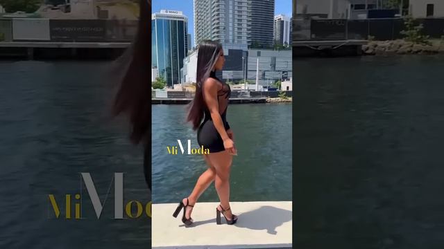 Модные,красивые девушки демонстрируют себя в модной,красивой одежде.