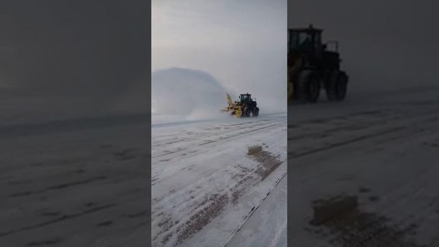 Шнекоротор UM-Truck с автономным двигателем на погрузчик  в работе