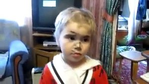 маленькая девочка сама себя подстригла Нас с тобой мама убьет, тебя не убьет, ме