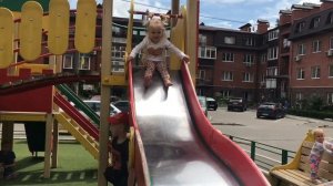 Вика катается на качелях. Маршал и Скай. Щенячий патруль.  PAW Patrol. Marshall and Skye.