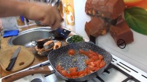 Мужик на кухне. Лосось с чесноком, зеленью и помидорами, в сливках. Домашний рецепт вкусного блюда.