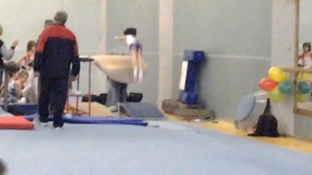 Соревнования по спорт гимнастике - опорный прыжок.