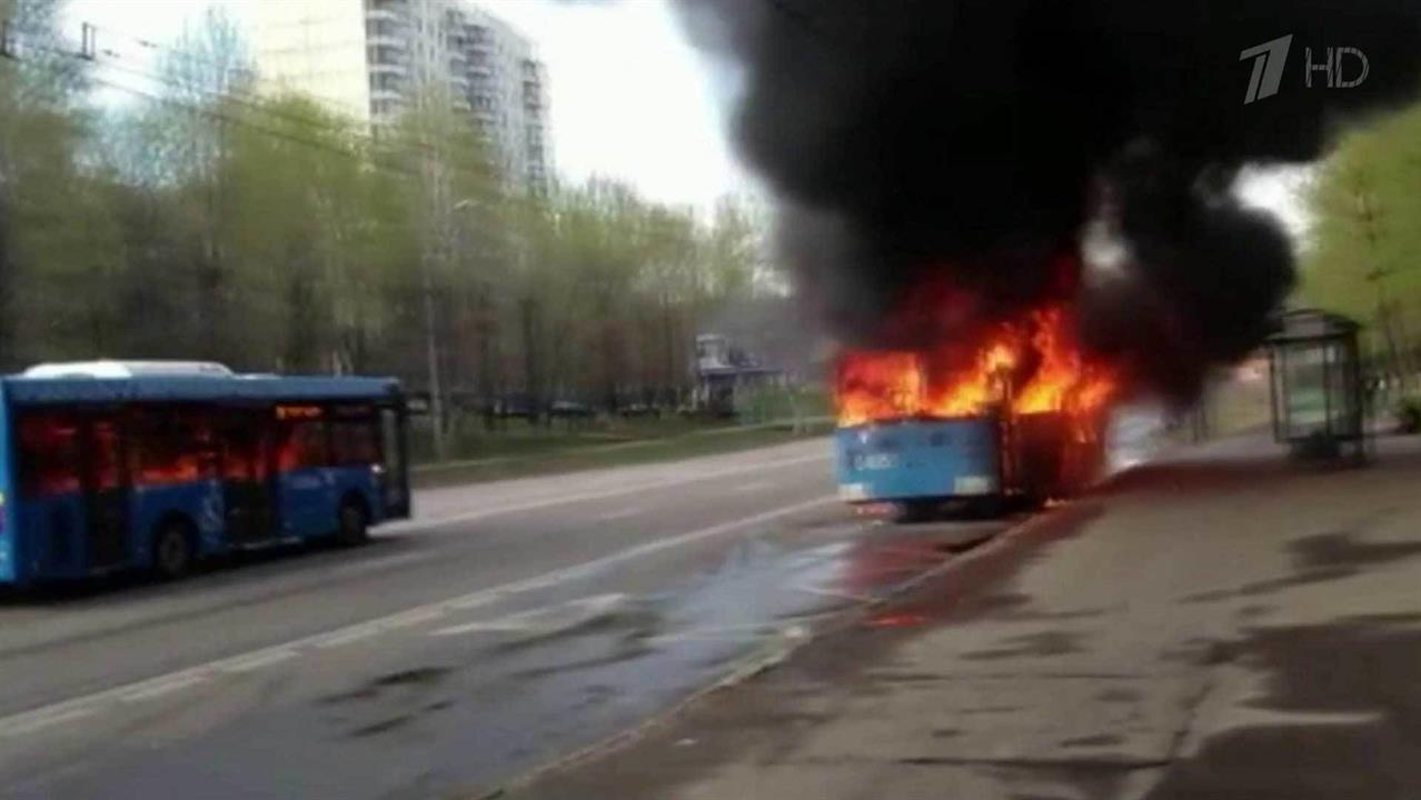На юго-западе Москвы загорелся троллейбус с пассажирами