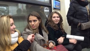 Девушка спит на людях в метро//Реакция людей на сонную девушку в метро//PRANK