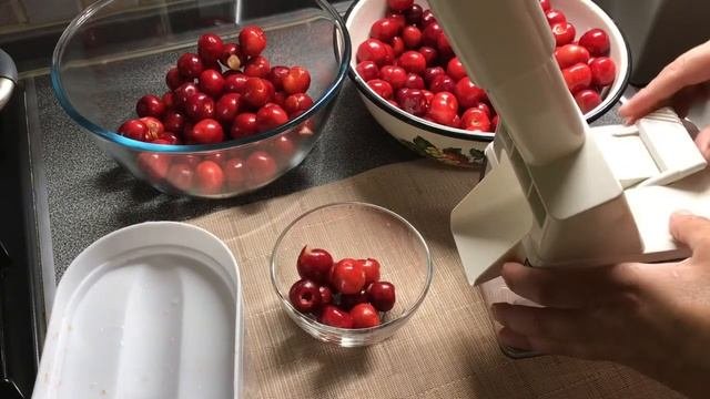 Уже дома! А я готовлю! Варю варенье из черешни и клубники