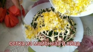 Он такой воздушный и нежный! салат с копчёным мясом и молодой капустой.