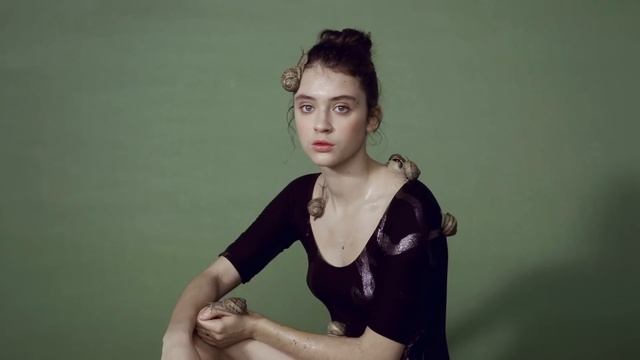 Авилово (awilowo), визенфельд (wiesenfeld). Красивая девушка на фоне гор. Алиса тарасенко босиком. Платье леонора от ванессы монторо. Pomme ruky hore от vanessa horakova.