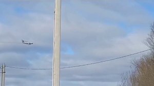 Во время посадки у военно-транспортного самолета ИЛ-76 отвалился двигатель.
На борту упавшего Ил-76