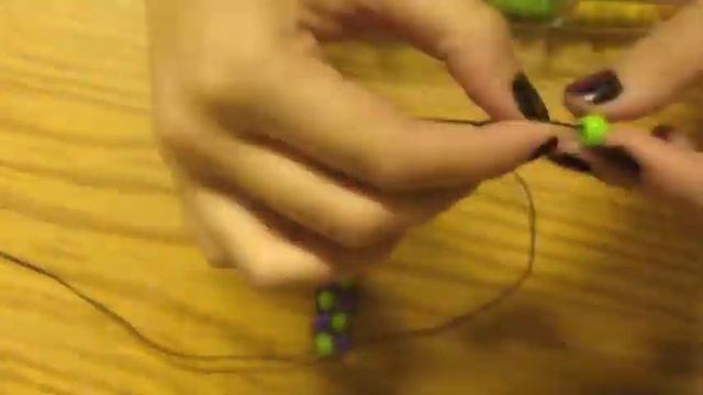 How to Make a Simple Pony Bead Bracelet смотреть онлайн
