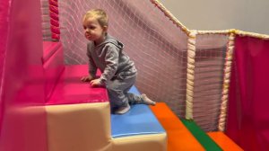 Детские горки. Макар в игровой на горках, батут и машинки
