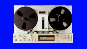 blue screen bobbin tape recorder- бобинный магнитофон на синем фоне