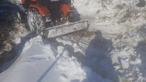 турбо трактор чистит снег задним отвалом и пытаеться пробить новую дорогу по сугробам #Бездорожье