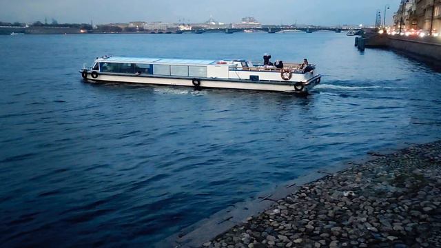 Самые морозостойкие туристы всё ещё решаются на водные экскурсии по рекам и каналам Санкт-Петербург смотреть онлайн