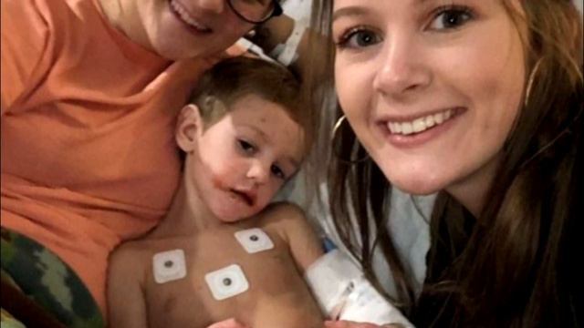 В лесу спасатели нашли заблудившегося мальчика, который уверял, что ему помог выжить... смотреть онлайн